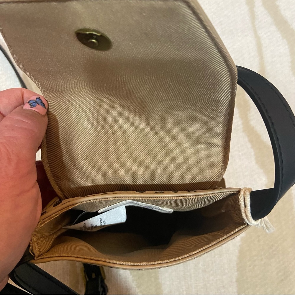 Purse crossbody. Adjustable strap. Like new - Picture 2 of 7